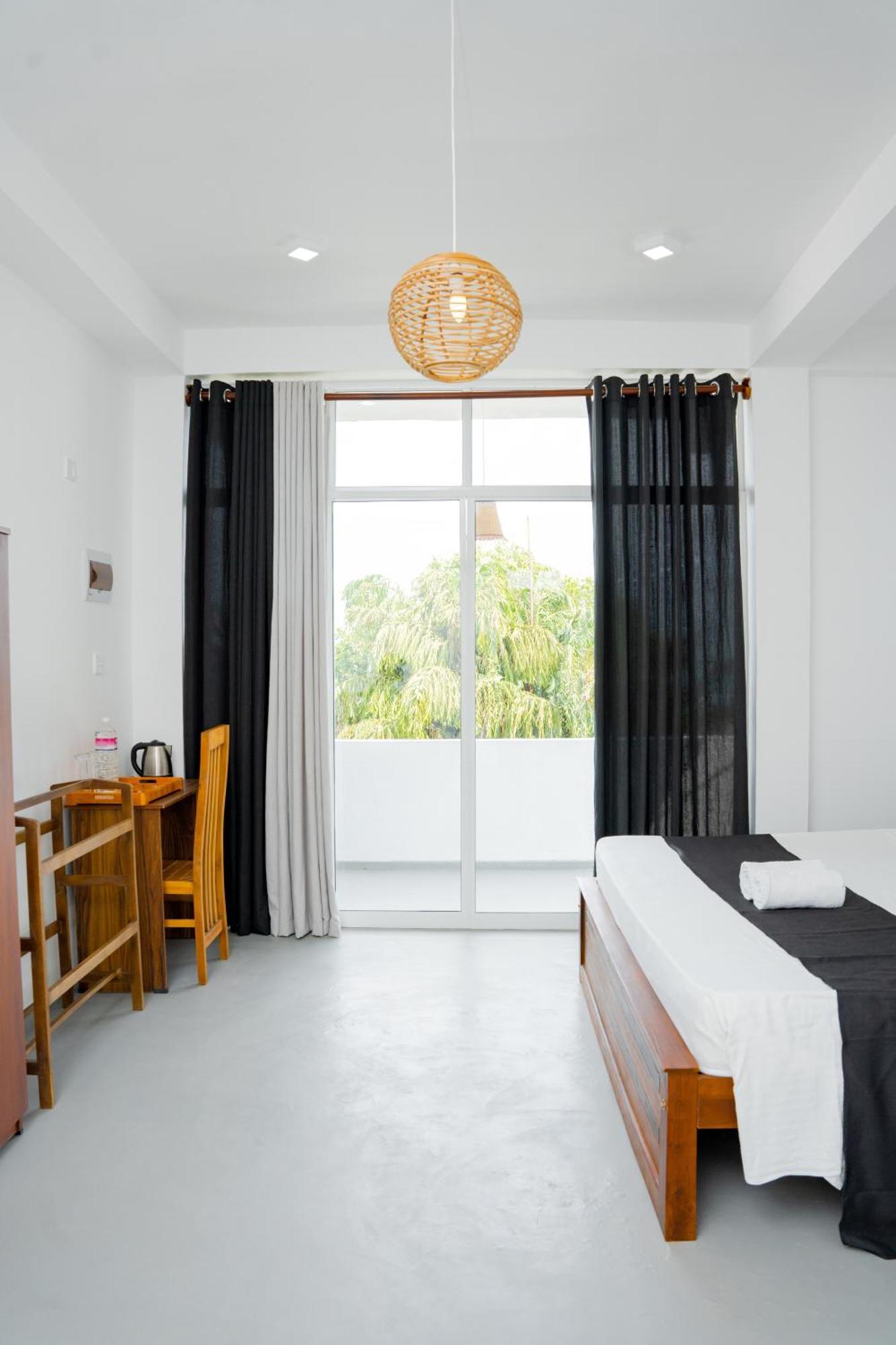Regal Heights Hotel Weligama Extérieur photo